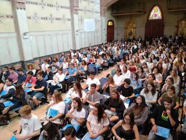 Nous alumnes arriben al campus